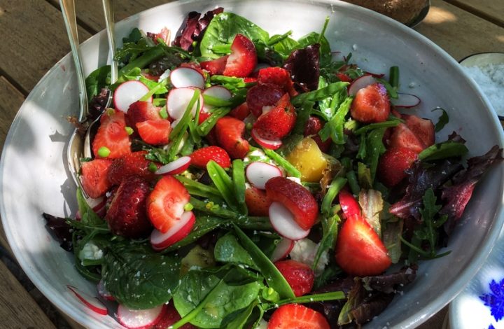 Sommarsallad med jordgubbar och lax