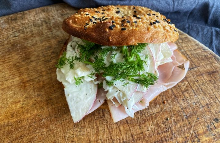 Kalkonbagel med äppel- och fänkålssallad