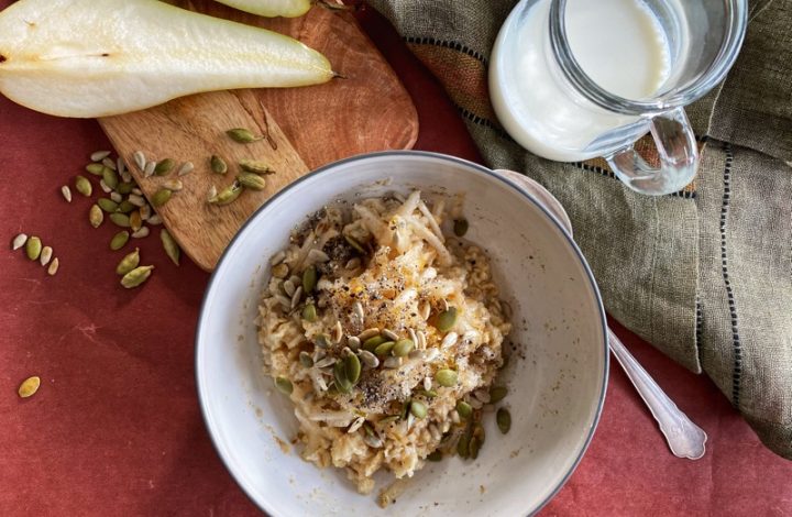 Havregrynsgröt med rivet päron