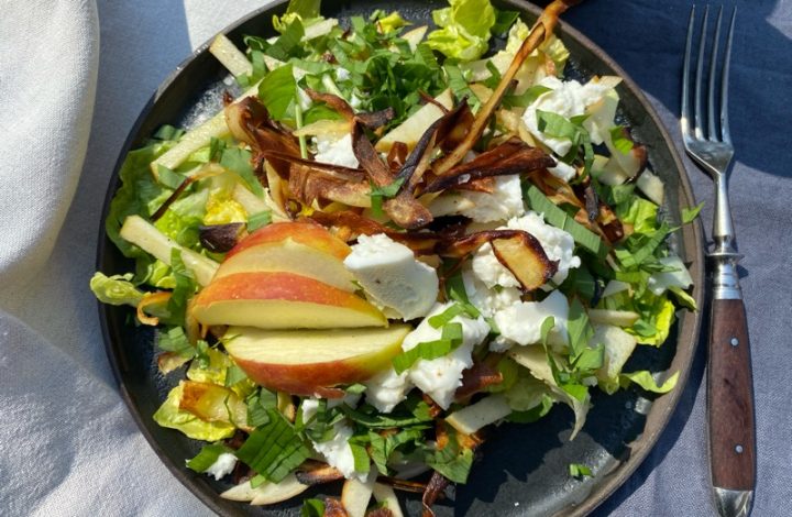 Sallad med krispig palsternacka, äpple och getost