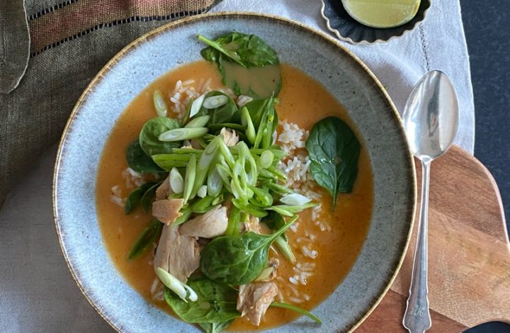 Rissoppa med röd curry och kyckling