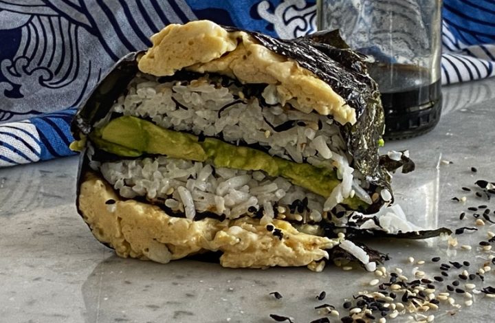 Norimacka med ris, ägg och avokado