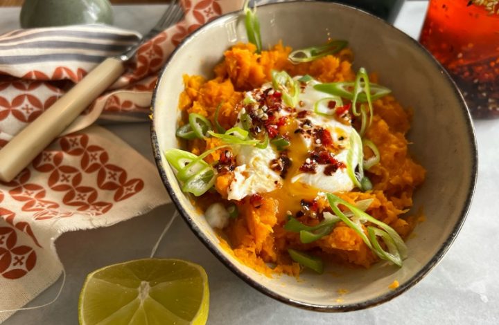 Sötpotatismos med pocherat ägg och chiliolja