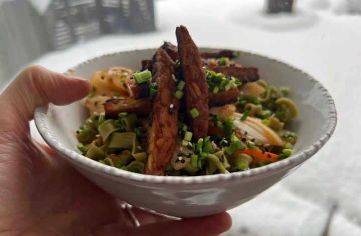 Krämiga kimchinudlar med tempeh