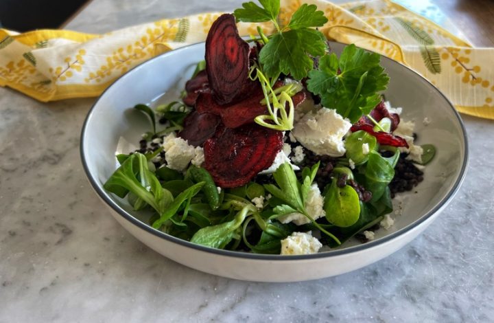 Belugalinssallad med rödbetschips och fetaost