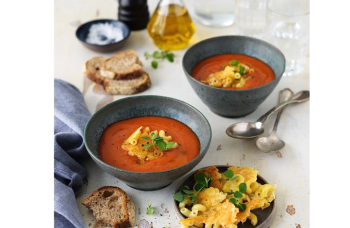 Tomatsoppa med mac and cheese-topping