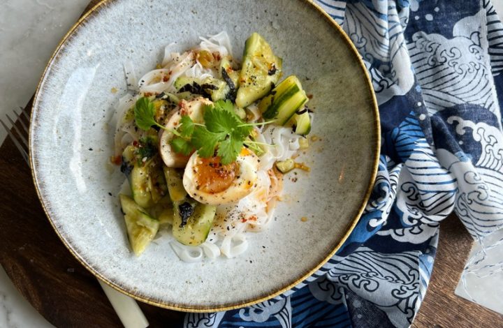 Risnudlar med marinerade ägg och japansk gurksallad