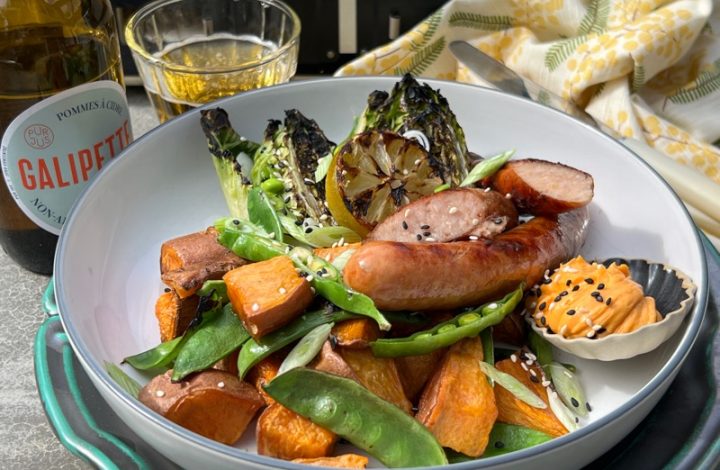 Grillad korv med brynt smör- och gochujangmajonäs