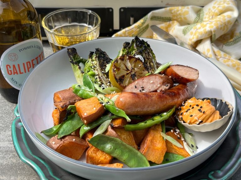 Grillad korv med brynt smör- och gochujangmajonäs