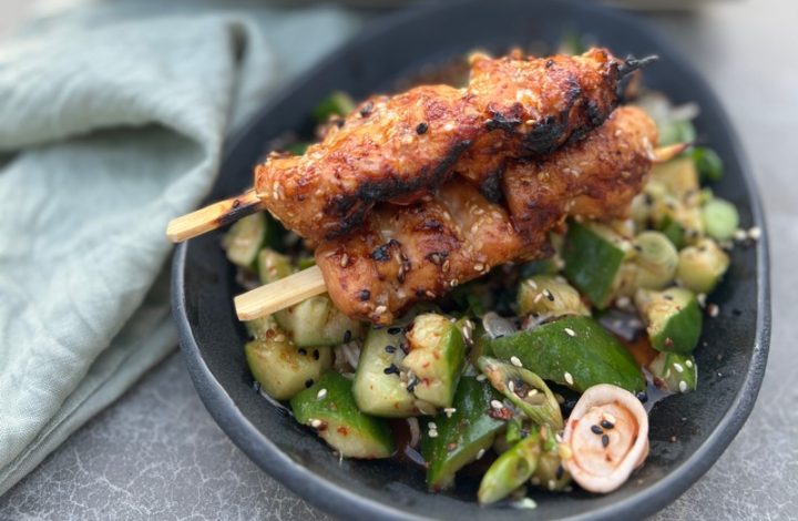 Kycklingspett i sötsalt sås med het gurksallad