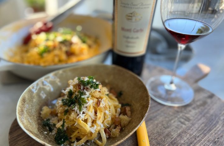 Krämig pumpapasta med rökt mandelsmul