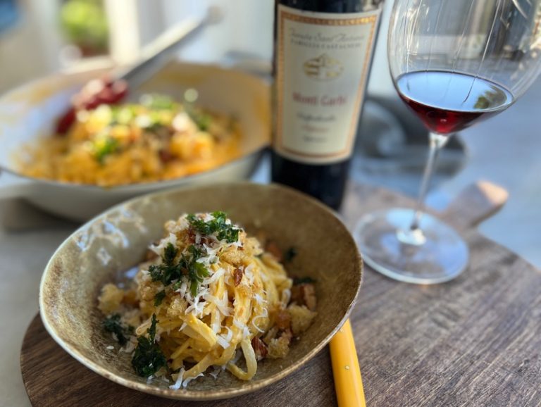 Krämig pumpapasta med rökt mandelsmul